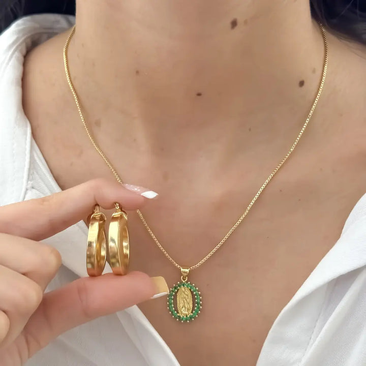 Conjunto De Dama Con Cadena De Tejido Veneciano, Dije De Guadalupe Verde Y Candongas De 28mm